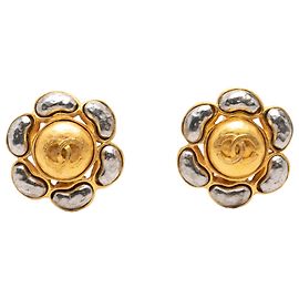 Brincos de pressão Chanel CC Bicolor em latão com flor dourada Dourado