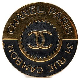 Chanel CC Emaille Brosche vergoldet 31 Rue Cambon Golden