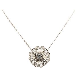 Colar com pingente Chanel CC em latão com strass e trevo prateado Prata