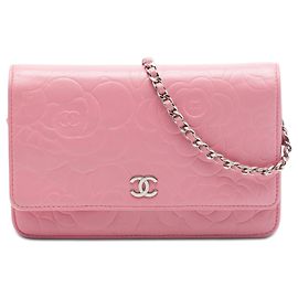 Bolsa transversal de corrente Chanel CC em couro de cordeiro rosa com camélia em relevo Rosa