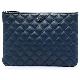 Clutch Chanel Medium em pele de cordeiro acolchoada azul com costura dupla O Case Azul