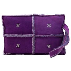 Clutch Chanel CC em camurça e shearling roxo Roxo