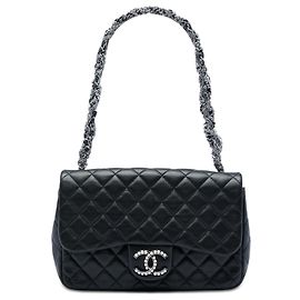 Bolsa de ombro Chanel Westminster Pearl Flap em pele de cordeiro acolchoada preta, tamanho Medium Preto