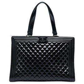 Tote de compras Chanel Boy grande em couro envernizado acolchoado preto Preto