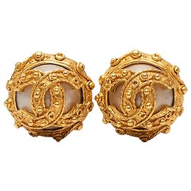 Boucles d'oreilles clips Chanel CC plaquées or et fausses perles dorées Doré