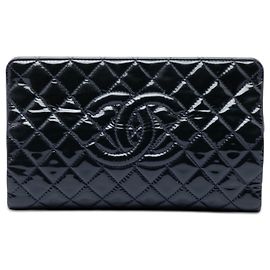 Clutch Timeless Chanel CC acolchado en charol azul Azul