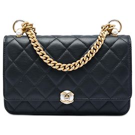 Bolsa transversal Chanel CC em lambskin matelassê preto com pérolas Preto
