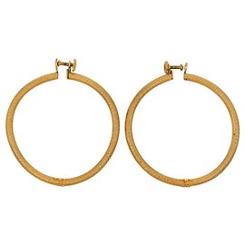 Orecchini a cerchio Chanel CC placcati oro con texture e chiusura a vite D'oro