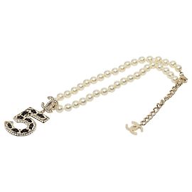 Collier pendentif Chanel CC en laiton doré No 5 avec strass et fausses perles Doré