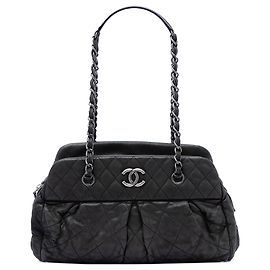 Bolsa Bowling Chic Quilt em pele de vitelo iridescente preta Chanel Preto