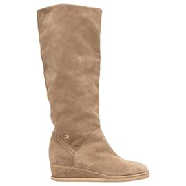 Stivali con zeppa alti in scamosciato color tan Chanel Taglia 38.5 Cammello