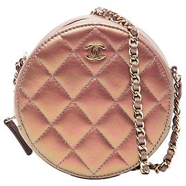 Clutch redonda Chanel acolchoada em pele de cordeiro iridescente roxa com bolsa crossbody de corrente Roxo