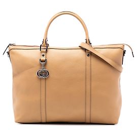 Borsa satchel Gucci in pelle marrone con charm GG Marrone
