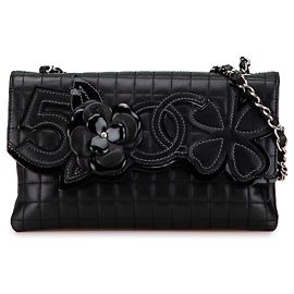 Borsa a Spalla Chanel Choco Bar in Pelle di Vitello Nera con Camelia No. 5 CC Nero