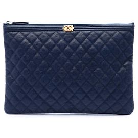 Clutch Boy O Case en Caviar Acolchado Grande Azul Chanel Azul