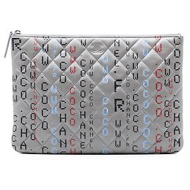 Clutch Chanel Medium Quilted Lambskin Gray Data Center O Case Gris