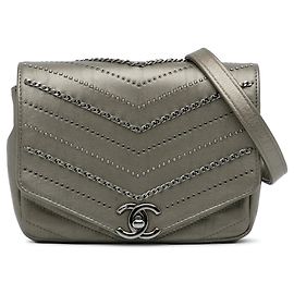 Bolsa transversal Chanel Mini Chevron em couro de bezerro cinza com adornos e aba envelope quadrada Cinza