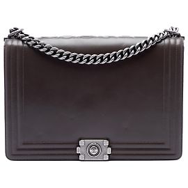 Borsa a tracolla Chanel Large Boy Flap in pelle di vitello lucida marrone Marrone
