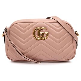 Bolsa transversal Gucci Small GG Marmont em couro matelassê rosa Rosa