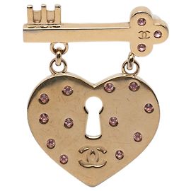 Broche de Coração com Cadeado e Chave Chanel CC Banhada a Ouro Dourado