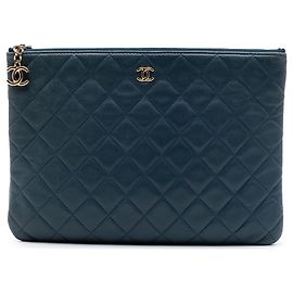 Clutch Chanel Cuba La Habana O Case em pele de cordeiro acolchoada azul Medium Azul
