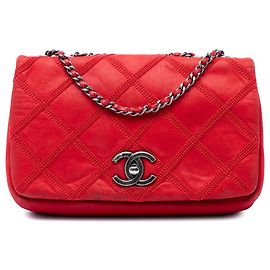 Bolsa transversal Chanel de aba em couro de vitelo iridescente vermelho com costura diamante Vermelho