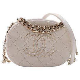 Bolsa de câmera redonda Chanel CC em pele de cordeiro acolchoada e com tachas branca Branco