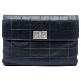 Chanel Reissue 2.55 Flap Clutch aus schwarzem Choco Bar Lammleder Schwarz