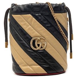 Bolsa Bucket Gucci Mini GG Marmont Matelasse em couro diagonal bege Bege