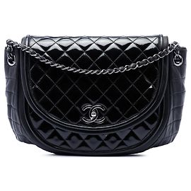 Bolsa de ombro Chanel Twist Crescent de verniz e pele de cordeiro acolchoada preta Preto