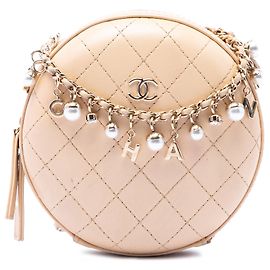 Bolsa crossbody redonda Chanel em couro de vitelo matelassê bege com logotipo, strass e corrente de pérolas Bege