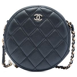 Clutch rotonda Chanel CC in pelle d'agnello trapuntata iridescente nera con perle e tracolla a catena Nero