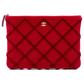 Clutch Chanel Medium CC de terciopelo acolchado rojo Roja