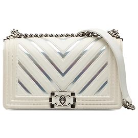 Chanel Borsa a tracolla Boy Flap in agnello Chevron e PVC iridescente bianco, taglia Medium Old Bianco