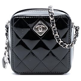 Clutch Chanel CC matelassada em verniz preto com resina de diamante e bolsa transversal com corrente Preto