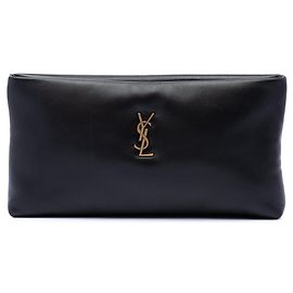 Clutch e pochette lunga Calypso con zip in agnello nero con monogramma Saint Laurent Nero