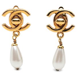 Brincos de pressão Chanel CC banhados a ouro com gotas de pérolas falsas e fecho Turn Lock Dourado