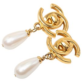 Orecchini a clip Chanel CC placcati oro con gocce di perle finte e chiusura Turn Lock D'oro