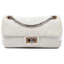 Borsa a tracolla Chanel Reissue 2.55 Drill Flap in pelle di vitello traforata bianca, piccola Bianco
