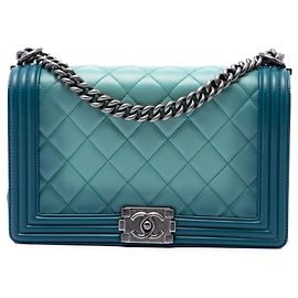 Borsa a tracolla Boy Flap in pelle di vitello trapuntata Ombre blu Chanel Medium Blu