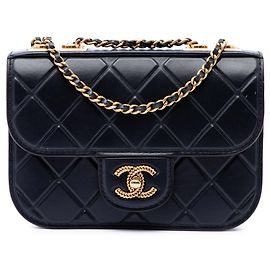 Bolsa transversal de aba única Chanel CC em couro de bezerro matelassê com relevo preto Preto