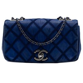 Bolsa de ombro Chanel Small Iridescent Calfskin Diamond Stitch Chain Flap Azul Azul