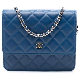 Cartera bandolera de piel de cordero acolchada CC azul Chanel Azul