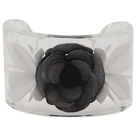 Pulsera tipo cuff Chanel en lucite blanco con camelia Blanco