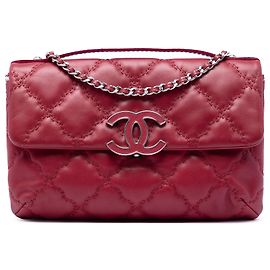 Clutch Chanel Hamptons em couro de bezerro matelassê vermelho com costura dupla e alça de corrente Vermelho