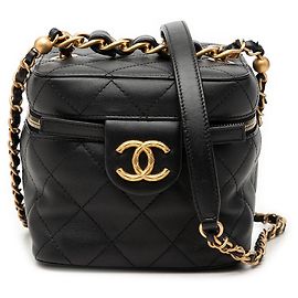 Necessaire Chanel Small em pele de vitelo matelassada preta com corrente Bar e bolsa crossbody Preto
