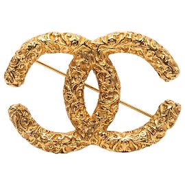Broche Chanel CC dorée avec relief baroque et placage or Doré