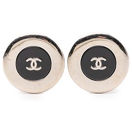 Brincos de pressão CC em prata banhada e esmalte Chanel Silver Prata