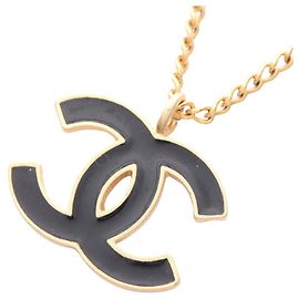 Colar com pingente Chanel CC em esmalte preto e banhado a ouro Preto