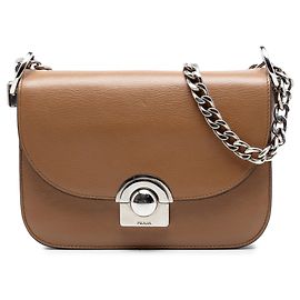 Bolsa transversal Arcade em couro de bezerro glacê marrom Prada Marrom